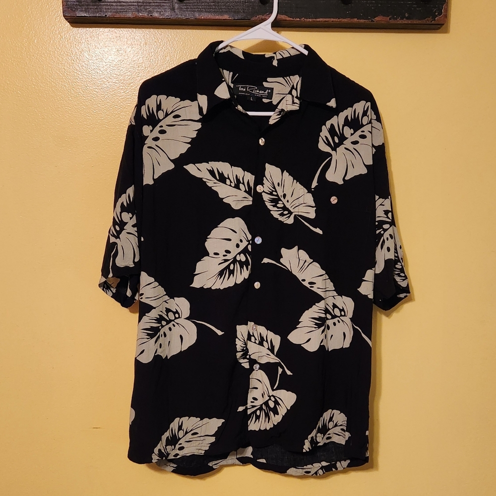 Tori Richard men's Honolulu black floral short sleeved button down shirt. L